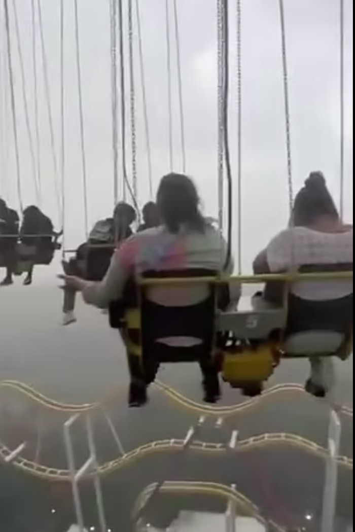 Pengunjung Six Flags terjebak di wahana saat badai petir