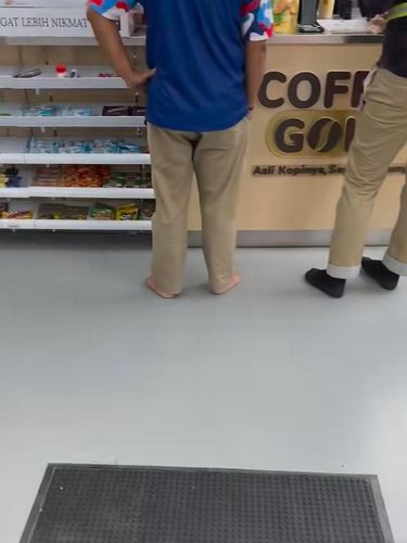 Pengunjung Tanpa Alas Kaki di dalam Minimarket di IKN