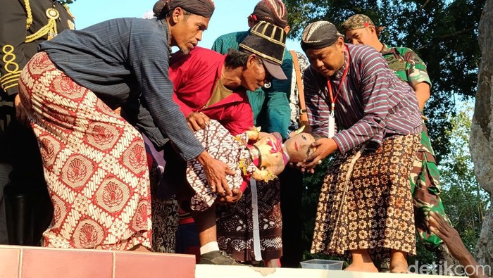 Penyembelihan boneka Saparan Bekakak Ambarketawang Gamping di Situs Gunung Gamping, Kabupaten Sleman, DIY, Jumat (23/8/2024).