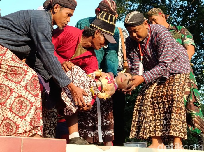 Penyembelihan boneka Saparan Bekakak Ambarketawang Gamping di Situs Gunung Gamping, Kabupaten Sleman, DIY, Jumat (23/8/2024).