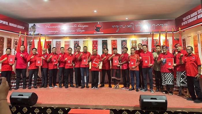 Penyerahan rekomendasi kepada bakal calon kepala daerah di DPD PDIP Bali, Jumat (23/8/2024). (Istimewa)