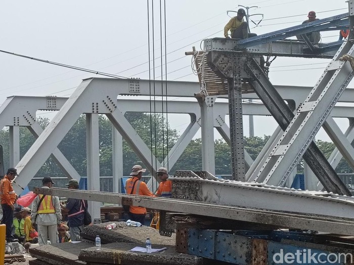 Proses perbaikan jembatan rel di Madukoro, Semarang, Jumat (23/8/2024).