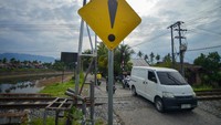 Kendaraan melintas di perlintasan kereta api (KA) sebidang tanpa palang pintu di Padang, Sumatera Barat, Jumat (23/8/2024).