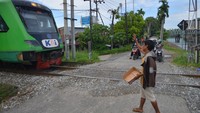 Berdasarkan data dari PT Kereta Api Indonesia (KAI) Divre II Sumbar, terdapat 299 perlintasan sebidang di provinsi itu dan 187 di antaranya tanpa palang pintu atau perlintasan liar.