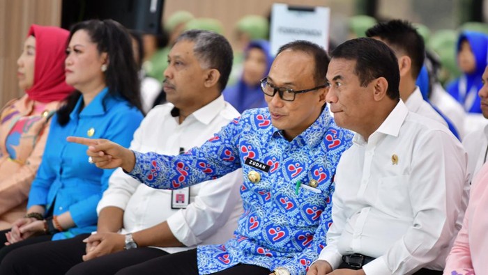 Pj Gubernur Sulsel Zudan Arif Fakrulloh bersama Menteri Pertanian Andi Amran Sulaiman.