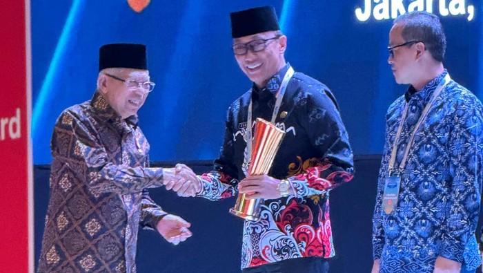 Pj Gubernur Sulsel Zudan Arif Fakrulloh menerima penghargaan Naker Award 2024 dari Wapres RI Maruf Amin.