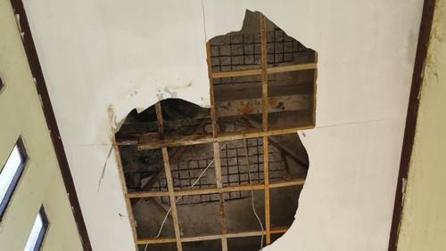Plafon salah satu ruangan RSUD Sondosia, Kabupaten Bima, NTB, rusak imbas gempa M 5,3 Tambolaka, Sumba Barat Daya, NTT, Jumat (23/8/2024). (Dok. RSUD Sondosia)
