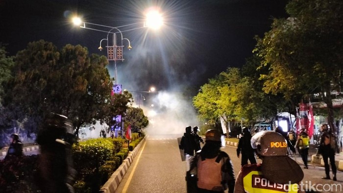 Polisi dan Brimob membubarkan paksa mahasiswa yang berdemo di DPR Aceh dengan tembakan gas air mata. (Foto: Agus Setyadi/detikSumut).