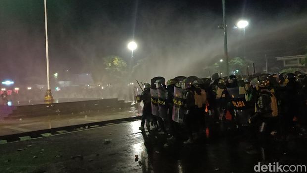 Polisi pengendali massa membubarkan aliansi mahasiswa yang menggelar aksi menolak RUU Pilkada di depan Gedung DPRD Banyumas di Purwokerto, Jumat (23/8/2024).