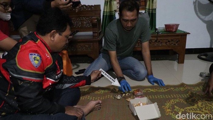Polisi saat mengambil sampel makanan