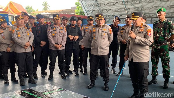 Polisi saat persiapan pengamanan di lokasi. (Raja Adil Siregar/detikSumut)