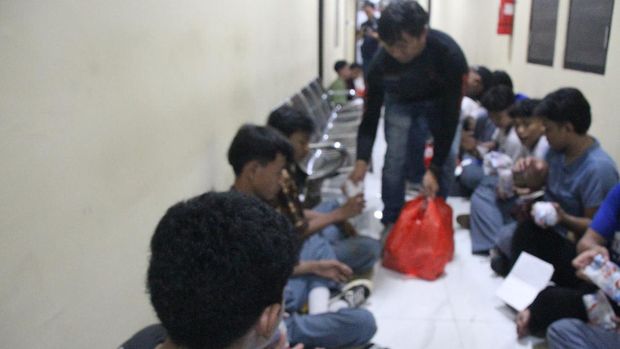 Polres Metro Jakarta Barat memastikan tak ada anggota meminta uang tebusan kepada massa yang diamankan saat demo tolak revisi UU Pilkada. (dok Polres Jakbar)