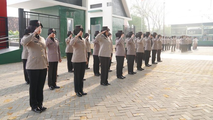 Polwan Polres Mojokerto saat ziarah makam