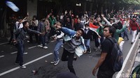 Sebelumnya, sudah ada massa aksi dari berbagai elemen mahasiswa yang unjuk rasa di depan gedung KPU. Massa melakukan orasi menyuarakan aspirasinya dalam mengawal putusan MK terkait Pilkada 2024.