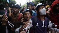 Aksi unjuk rasa ini terkait putusan MK soal Pilkada.