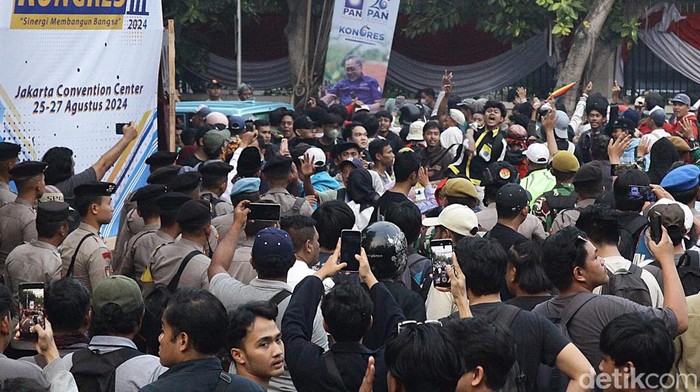 Para pelajar terlihat ikut dalam aksi unjuk rasa di gedung KPU, Jl Imam Bonjol, Jakarta, Jumat (23/8/2024) terkait putusan MK soal Pilkada. Mereka tertahan oleh barikade dan aparat kepolisian.