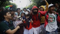 Para pelajar terlihat ikut dalam aksi unjuk rasa di gedung KPU, Jl Imam Bonjol, Jakarta, Jumat (23/8/2024).