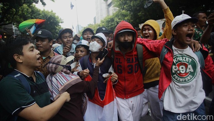 Potret Pelajar Ikut Aksi Kawal Putusan MK di KPU Para pelajar terlihat ikut dalam aksi unjuk rasa di gedung KPU, Jl Imam Bonjol, Jakarta, Jumat (23/8/2024) terkait putusan MK soal Pilkada. Mereka tertahan oleh barikade dan aparat kepolisian.