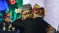 Zulhas tampak memeluk Hatta Rajasa.