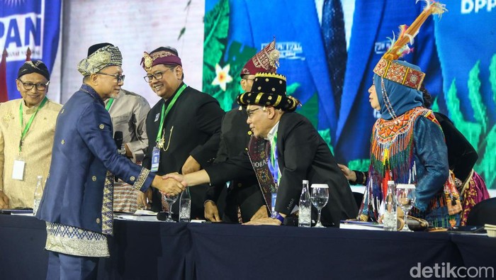 Potret Semringah Zulkifli Hasan Kembali Jabat Ketum PAN Zulkifli Hasan (Zulhas) resmi ditetapkan sebagai Ketua Umum PAN periode 2024-2029 dalam Kongres Ke-VI PAN hari ini. Keputusan ini diambil dalam Pleno 5 Kongres PAN yang diikuti oleh seluruh pengurus PAN tingkat provinsi dan kabupaten/kota seluruh Indonesia.