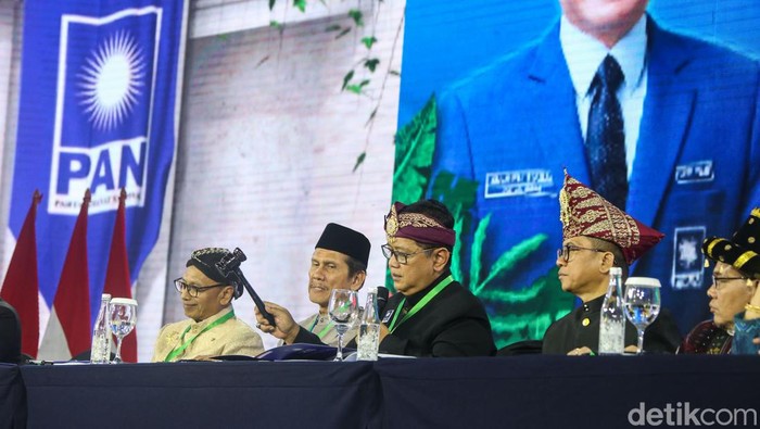 Potret Semringah Zulkifli Hasan Kembali Jabat Ketum PAN Zulkifli Hasan (Zulhas) resmi ditetapkan sebagai Ketua Umum PAN periode 2024-2029 dalam Kongres Ke-VI PAN hari ini. Keputusan ini diambil dalam Pleno 5 Kongres PAN yang diikuti oleh seluruh pengurus PAN tingkat provinsi dan kabupaten/kota seluruh Indonesia.