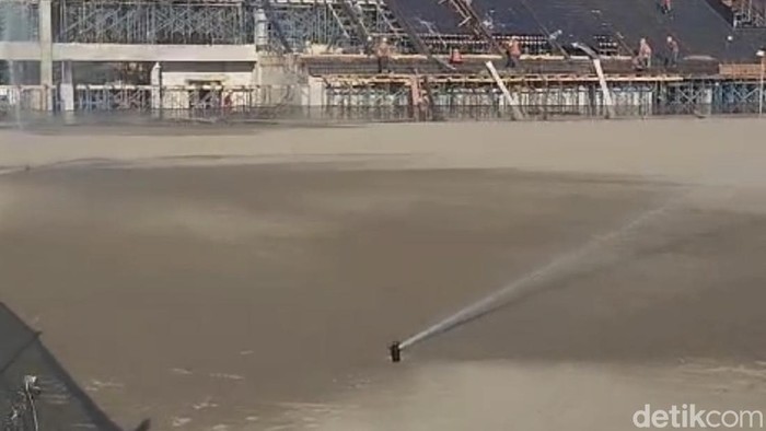 Proses penyiraman rumput di Stadion BJ Habibie yang selesai ditanam dan menunggu proses tumbuh.
