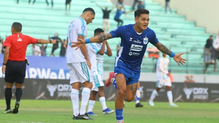 Selebrasi pemain PSIS, Gali Freitas usai mencetak gol ke gawang PSBS Biak.