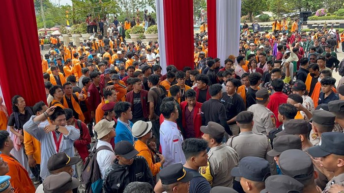 Ratusan mahasiswa di Jambi gelar aksi di Kantor DPRD Jambi, mereka menegaskan akan tetap mengawal putusan MK.