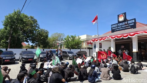 Ratusan mahasiswa di Kupang saat menggeruduk kantor KPU NTT, Jumat (23/8/2024). (Yufengki Bria/detikBali).