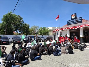 Tolak Revisi UU Pilkada, Mahasiswa Kupang Aksi Duduk di Depan KPU