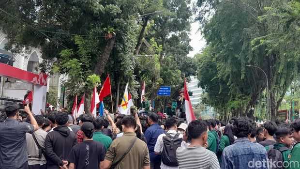 Ratusan mahasiswa melakukan aksi demontrasi di depan Kantor DPRD Sumut. (Nizar Aldi/detikSumut)