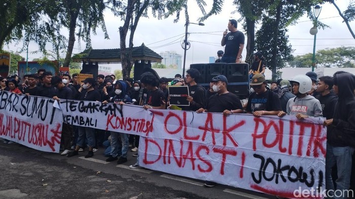 Ratusan massa dari Aliansi Kemarahan Buruh dan Rakyat Sumatera Utara melakukan aksi demo di depan Kantor DPRD Sumut. (Kartika Sari/detikSumut)
