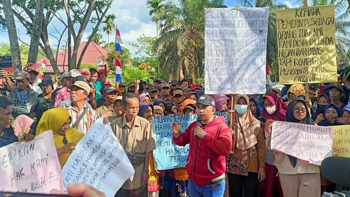 Ratusan masyarakat 2 desa di Muba melakukan aksi demo tuntut plasma 20 persen dikeluarkan dari HGU yang di kelola.