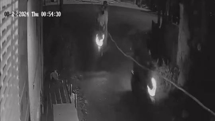 Rekaman CCTV yang memperlihatkan aksi perampasan tas berisi laptop, iPhone serta yang tunai milik mahasiswi di Sewon, Bantul.