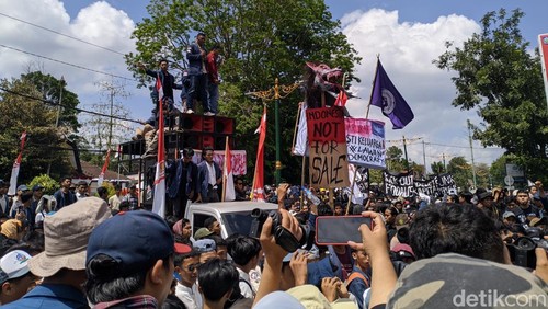 Ribuan Mahasiswa di Mataram demo gedung DPRD NTB, Jumat (23/8/2024). (Ahmad Viqi/detikBali)