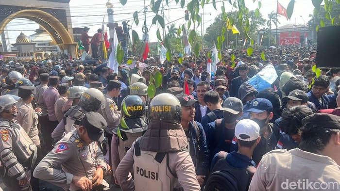 Ribuan mahasiswa yang ada di Bengkulu menggelar aksi demo di depan kantor DPRD Provinsi Bengkulu.