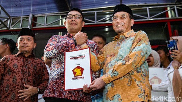 Potret Ridwan Kamil-Khofifah Terima Formulir B1-KWK dari Gerindra
