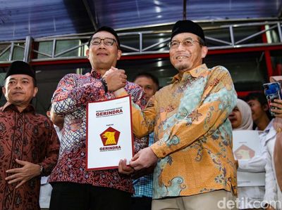 Potret Ridwan Kamil-Khofifah Terima Formulir B1-KWK dari Gerindra