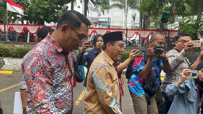 Bakal cagub dan cawagub Jakarta Koalisi Indonesia Maju (KIM), Ridwan Kamil-Suswono, menyambangi kantor DPP Partai Gerindra, Jumat (23/8/2024). Mereka akan menerima surat rekomendasi resmi dari Gerindra untuk maju Pilgub Jakarta.