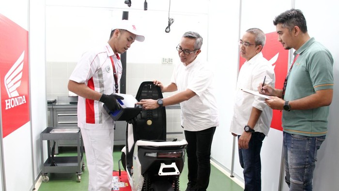 General Manager Honda Costumer Care Center PT Astra Honda Motor (AHM) Antok Yuniarso (kiri) bersama Senior Manager AHM RR Rina Listiani (kanan) berbincang dengan peserta Kontes Layanan Honda Nasional (KLHN) Aisyah (tengah) di Jakarta, Kamis (8/8/2024). Kegiatan KLHN ke 15 tersebut diikuti 8.430 peserta dari seluruh jaringan di Indonesia untuk meningkatkan dan mengkalibrasi pelayanan kepada konsumen. ANTARA FOTO/Fakhri Hermansyah/nym.