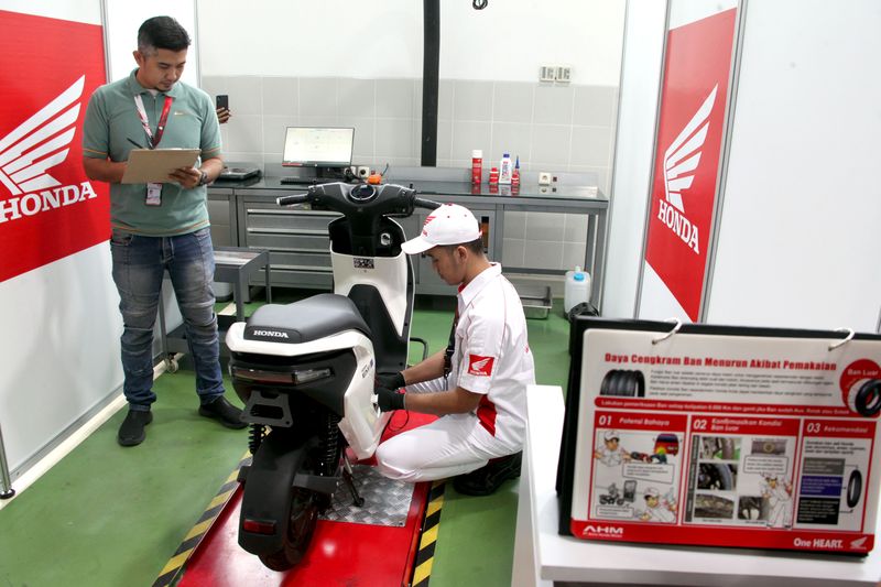 General Manager Honda Costumer Care Center PT Astra Honda Motor (AHM) Antok Yuniarso (kiri) bersama Senior Manager AHM RR Rina Listiani (kanan) berbincang dengan peserta Kontes Layanan Honda Nasional (KLHN) Aisyah (tengah) di Jakarta, Kamis (8/8/2024). Kegiatan KLHN ke 15 tersebut diikuti 8.430 peserta dari seluruh jaringan di Indonesia untuk meningkatkan dan mengkalibrasi pelayanan kepada konsumen. ANTARA FOTO/Fakhri Hermansyah/nym.