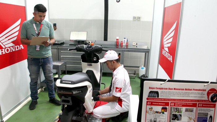 General Manager Honda Costumer Care Center PT Astra Honda Motor (AHM) Antok Yuniarso (kiri) bersama Senior Manager AHM RR Rina Listiani (kanan) berbincang dengan peserta Kontes Layanan Honda Nasional (KLHN) Aisyah (tengah) di Jakarta, Kamis (8/8/2024). Kegiatan KLHN ke 15 tersebut diikuti 8.430 peserta dari seluruh jaringan di Indonesia untuk meningkatkan dan mengkalibrasi pelayanan kepada konsumen. ANTARA FOTO/Fakhri Hermansyah/nym.