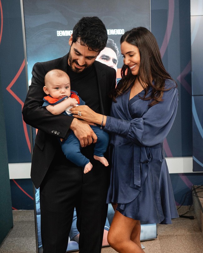 “Itu sulit karena pekerjaanku sebagai presenter tv, fakta bahwa aku bisa bicara enam bahasa dan sudah keliling dunia sebagai model, ketika dengannya, semua yang oku lakukan tiba-tiba jadi 0 dan aku Hanna menjadi istrinya,” kata Sara.    “Aku kehilangan spontanitasku, caraku berbicara tanpa berpikir. Jadi ya, itu sulit, karena kamu juga haras membangun lagi dirimu sendiri dan mencari identitasmu,” tambahnya. Foto: Instagram Sara Guendogan