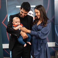 “Itu sulit karena pekerjaanku sebagai presenter tv, fakta bahwa aku bisa bicara enam bahasa dan sudah keliling dunia sebagai model, ketika dengannya, semua yang oku lakukan tiba-tiba jadi 0 dan aku Hanna menjadi istrinya,” kata Sara.    “Aku kehilangan spontanitasku, caraku berbicara tanpa berpikir. Jadi ya, itu sulit, karena kamu juga haras membangun lagi dirimu sendiri dan mencari identitasmu,” tambahnya. Foto: Instagram Sara Guendogan