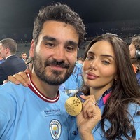 Pesepakbola Jerman, Ilkay Gundogan, dikabarkan akan kembali bergabung dengan Manchester City setelah menandatangani kontrak untuk satu tahun. Selagi kepindahan Gundogan diperbincangkan, pernyataan istrinya, Sara, ikut jadi sorotan. Foto: Instagram Sara Guendogan