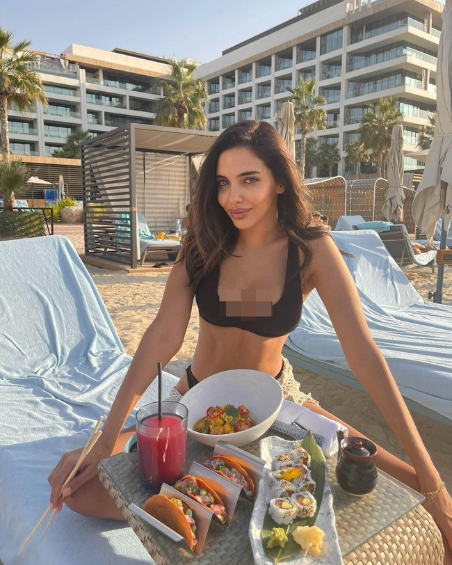 Wanita yang dikenal sebagai presenter televisi dan model itu bahkan mengaku sulit mendapatkan makanan segar di Manchester. Tidak bisa menemukan makanan asli Italia atau sushi yang enak atau sekadar makanan segar, semuanya makanan beku.  Restoran di sini hanya fokus membuat minuman dan alkohol seperti klub malam, bukan makanan berkualitas. Mungkin di London (ada) tapi di Manchester tidak ada. Maaf, ujar wanita 29 tahun tersebut. Foto: Instagram Sara Guendogan