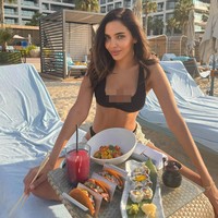 Wanita yang dikenal sebagai presenter televisi dan model itu bahkan mengaku sulit mendapatkan makanan segar di Manchester. Tidak bisa menemukan makanan asli Italia atau sushi yang enak atau sekadar makanan segar, semuanya makanan beku.  Restoran di sini hanya fokus membuat minuman dan alkohol seperti klub malam, bukan makanan berkualitas. Mungkin di London (ada) tapi di Manchester tidak ada. Maaf, ujar wanita 29 tahun tersebut. Foto: Instagram Sara Guendogan