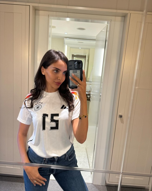 Ilkay Gundogan disebut bakal balık ke Inggris setelah meninggalkan Barcelona untuk Man City. Hal tersebut mengingat netizen dengan ucapan sang istri sebelumnya. Ketika tinggal di Manchester beberapa tahun lalu, ia pernah mengaku tidak suka dengan kota tersebut karena makanannya yang tidak enak.Foto: Instagram Sara Guendogan