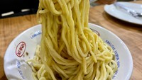 Tekstur mienya mirip seperti mie karet, cukup tebal tapi tetap kenyal. Rasa gurih dari minyak ayamnya ini lah yang membuat mie ayam jadi spesial. Foto: detikFood