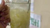 Wajib pesan Es Mangga Muda (Rp 17.000). Minuman jadul dengan isian mangga muda yang enak dan sedikit asam segar. Foto: detikFood
